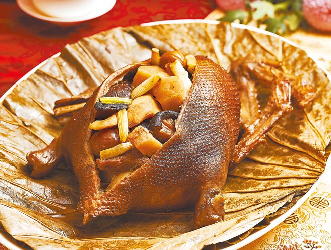 台北萬豪酒店推出多款純手工外帶年菜及禮盒，霸氣的「爐烤富貴八寶鴨」耗時費工，熱銷到再追加。（台北萬豪酒店提供）
