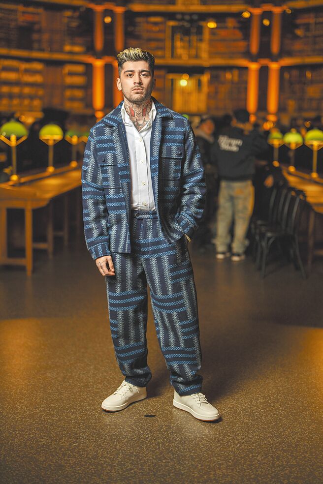 One Direction前成員贊恩，看秀不小心被車胎輾腳，好險Kenzo鞋救了他一次。（Kenzo提供）