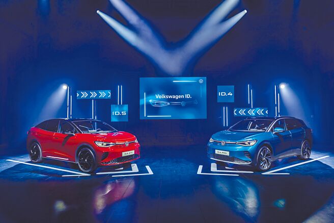 台湾福斯汽车宣告Volkswagen电动化时代来临，纯电跑旅ID.5 GTX（左）、纯电休旅ID.4 Pro（右）首度亮相。（台湾福斯汽车提供）
