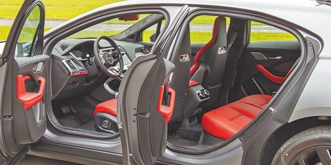 内装用料豪华，红黑配色抢眼，试驾车双前座具14向电动调整及通风／加热功能。（陈大任摄）