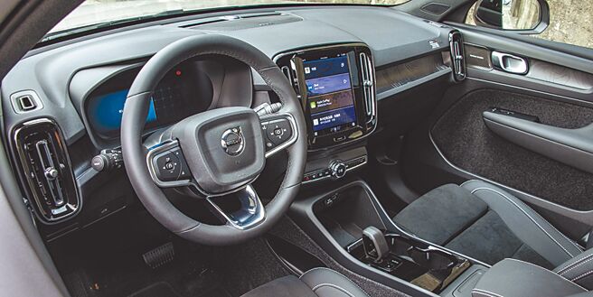 座舱空间充满北欧简约风格，没有多余复杂的装饰，但藏有不少巧思。（陈大任摄）