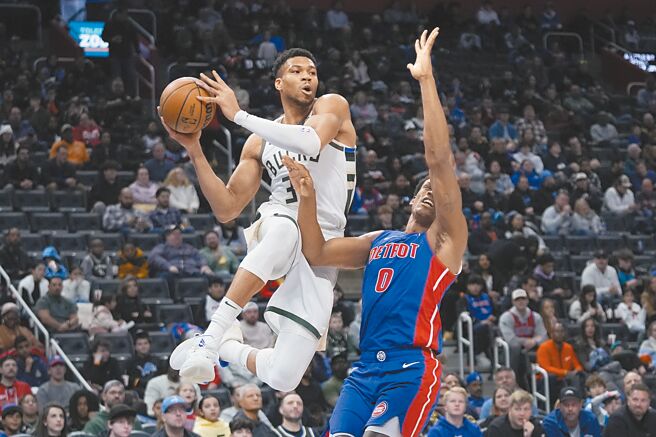 阿提托康波（左）起身撞到杜倫，準備把球傳給隊友。（美聯社）