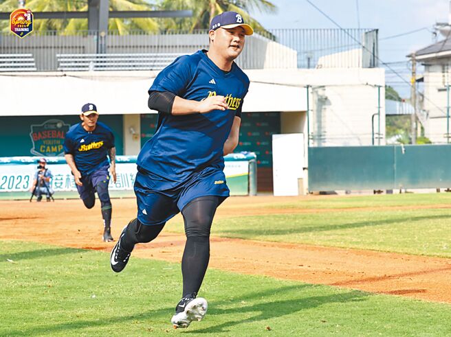 中信兄弟21日在屏東中信園區展開春訓，去年季後透過FA改披「黃衫」的陳俊秀首次加入新球隊訓練。（中信兄弟提供）