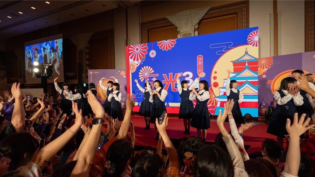 馬光中醫診所耗資4千萬在日本舉辦尾牙活動，其中於22日晚宴更邀請到日本知名舞團Avantgadey到場表演，掀起晚宴高潮。（馬光診所提供／任義宇高雄傳真）