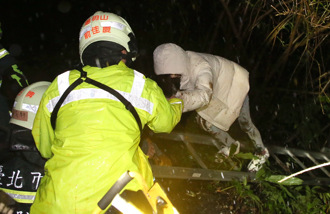 追雪追到山谷裏！陽明山轎車墜落邊坡   3人受困獲救