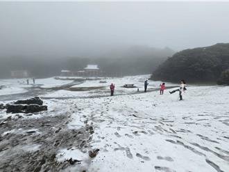 阳明山早上10时瑞雪盖路面 警方淡水、北投交管疏导车辆