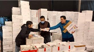 寒流來襲 漁產公司送暖暖包、薑母茶禦寒
