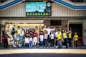 雲極開發為愛出擊 德芙蘭少棒隊添購新裝