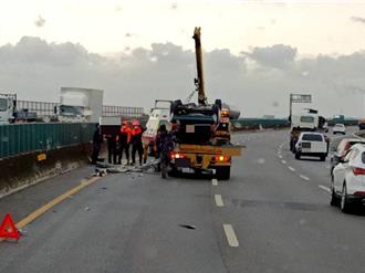 天外飛來鋁梯 倒霉2車1爆胎、1翻覆