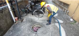 超過1克拉裸鑽掉馬桶求助清潔隊 「抽光2噸水肥」失而復得