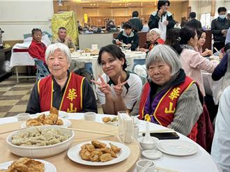 僑泰高中「辦桌」邀獨老感受年節氣氛 外籍交換生大秀家鄉菜