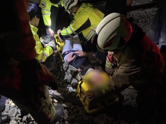 基隆火車站老翁摔落軌道 警消驚險救援畫面曝光