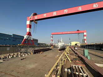 台船衝刺商船 瞄準貨櫃三雄需求