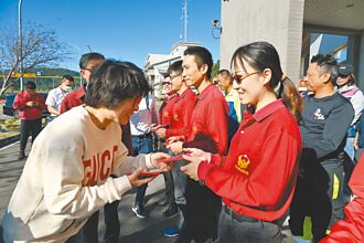 饒慶鈴南迴拜年 發數位紅包