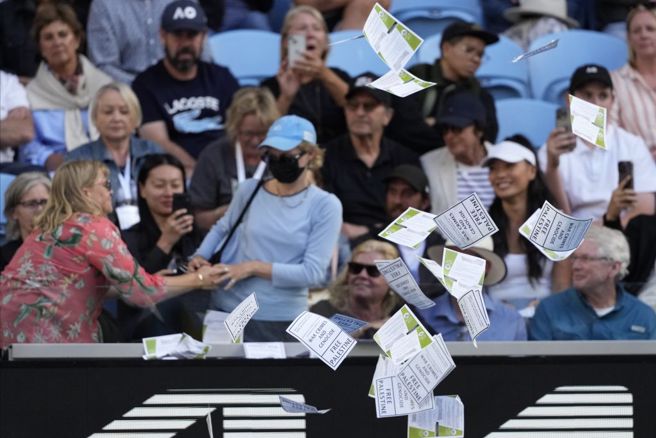 挺巴示威者在观眾席洒传单。（美联社）