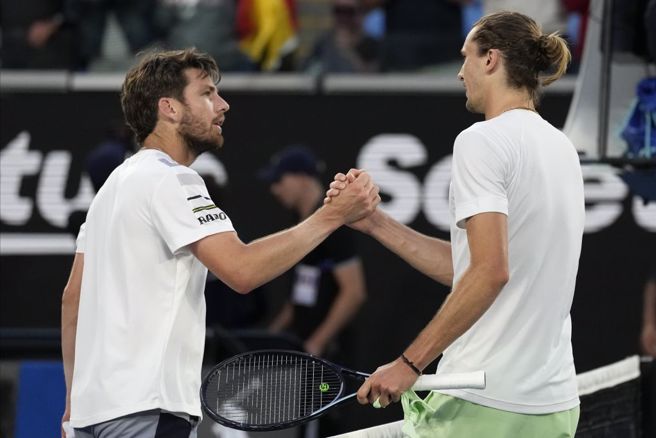 英国一哥诺瑞(左)赛后向小祖维瑞夫致意。（美联社）