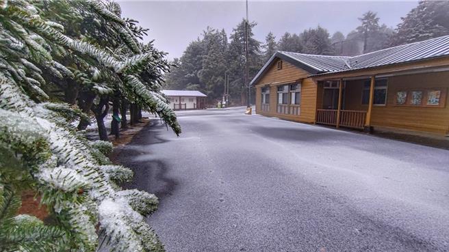 大雪山国家森林游乐区49K小雪山资讯站周边下雪。（林业署台中分署提供／陈淑娥台中传真）