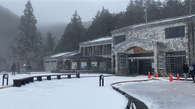 太平山庄迎来雪白世界。（民眾提供／吴佩蓉宜兰传真）