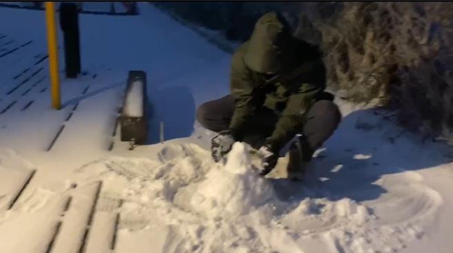 民眾开心堆雪，直呼「好难喔」。（民眾提供／吴佩蓉宜兰传真）