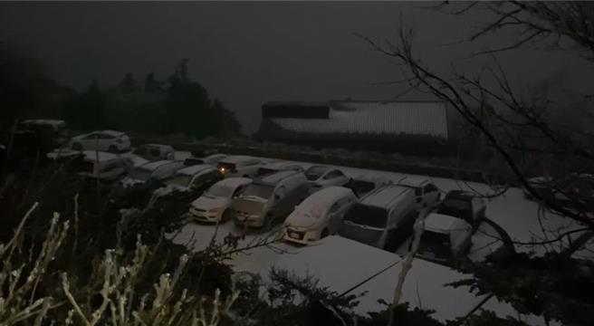 太平山国家森林游乐区地面及车子都被白雪覆盖着，形成梦幻雪白世界。（民眾提供／吴佩蓉宜兰传真）