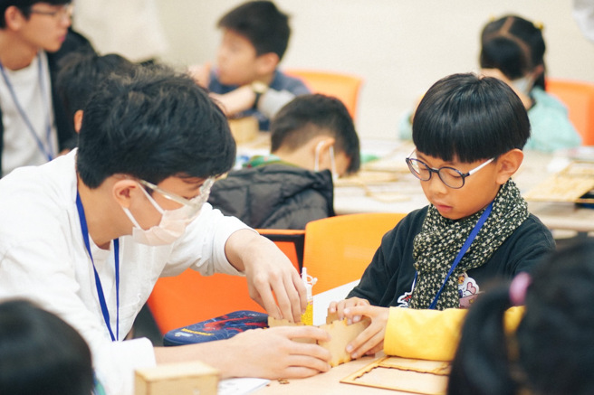 寒假期間透過參與營隊，激發小學生的創意與學習能力。（大同大學提供）