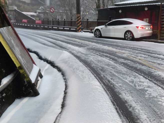 位在新竹县尖石乡的一间咖啡店，今早在脸书粉专表示，下雪导致水源结冰，目前无水可用。 （图／业者提供）