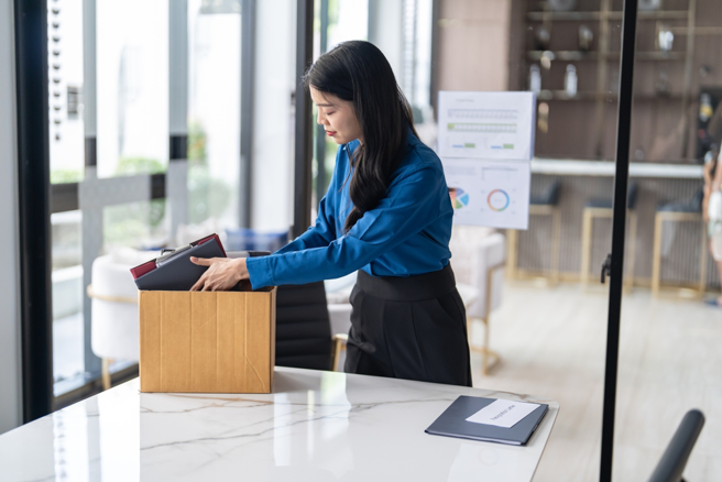 命理師指出，生肖屬牛、兔、龍的人農曆年前不宜轉職，以免跳入更大的坑。（圖：shutterstock／達志）