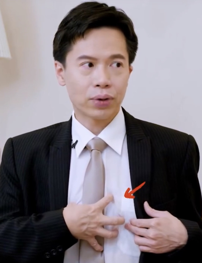 刘中平医师指心臟位置位于胸口的正中心，一旦发生心肌梗塞，这个位置会有明显压痛症状。刘中平医师提供