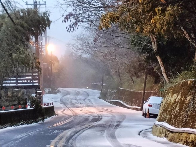尖石山区23日清晨下雪了，在地店家拍下雪白美景。（绿木头提供／邱立雅竹县传真）