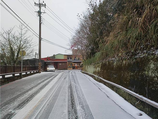 尖石山区23日清晨下雪了，尖石乡公所也启动道路管制，禁制游客上山。（绿木头提供／邱立雅竹县传真）