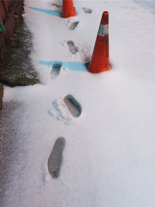 尖石山区23日清晨下雪了，后山共4所国小停课，确保学童安全。（绿木头提供／邱立雅竹县传真）