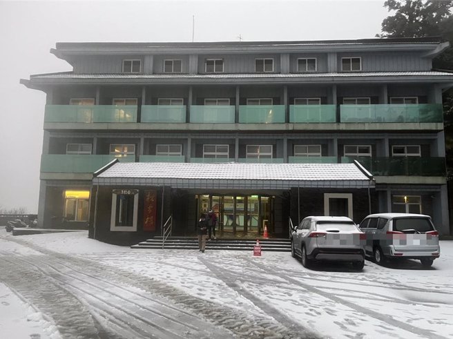 合欢山松雪楼外面成银白世界，积雪厚度约4公分。（林保署南投分署提供／杨静茹南投传真）