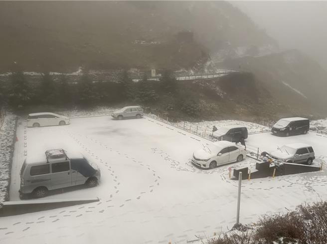 下雪了！合欢山森林游乐区停车场等雪游客开心地手舞足蹈，纷纷拍照炫耀。（林保署南投分署提供／杨静茹南投传真）
