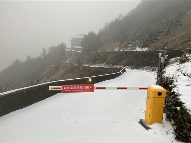 合欢山区下雪，铲雪车清晨出动剷雪，台14甲线昆阳至大禹岭路段限加挂雪炼通行。（林保署南投分署提供／杨静茹南投传真）