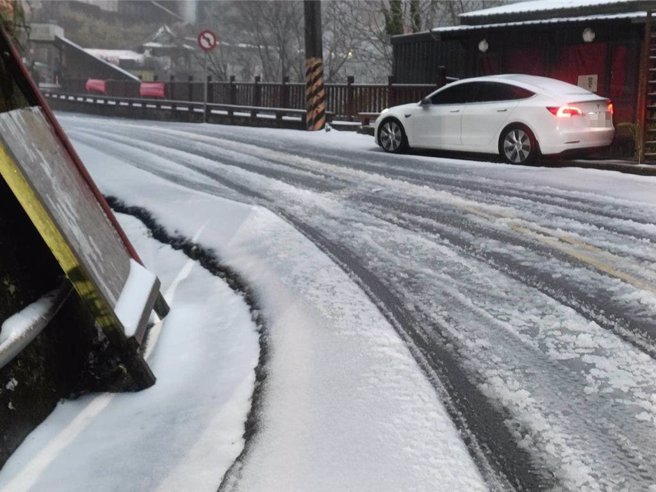 新竹县尖石后山23日降雪，4国小停课、2文健站也暂停开放。（绿木头提供／邱立雅竹县传真）