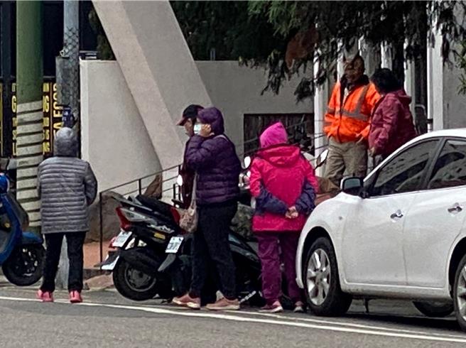 寒流过境，彰化县消防局23日提醒民眾外出一定要穿好保暖衣物。（孙英哲摄）