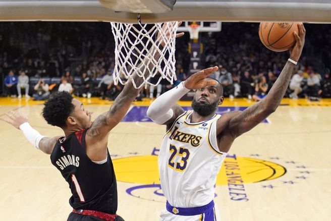 湖人詹姆斯（右）衝入篮下得分。（美联社资料照）