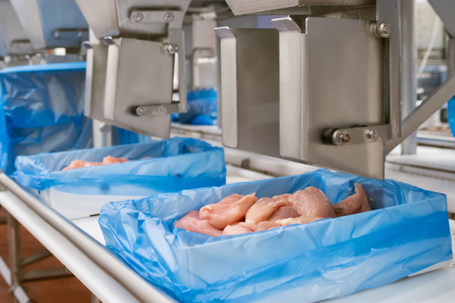 瓜地马拉一名16岁少年在美国屠宰场工作，去年7月清洁去骨机时，突然遭机器「吞噬」，不幸死亡。(图:shutterstock/达志)