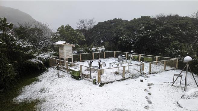 目前鞍部气象站气温回升至1度，雨夹冰霰，累积达4.2cm。（中央气象署提供／蔡亚桦台北传真）  