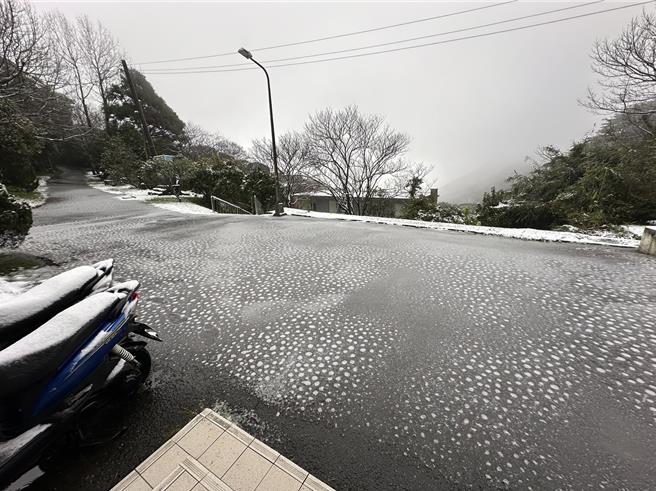 目前鞍部气象站气温回升至1度，雨夹冰霰，累积达4.2cm。（中央气象署提供／蔡亚桦台北传真） 