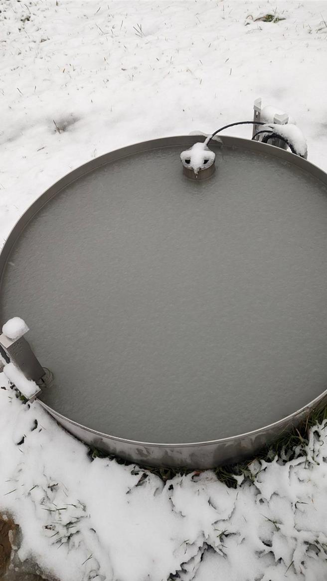 阳明山鞍部气象站时隔3年再度降雪。（中央气象署／蔡亚桦台北传真）