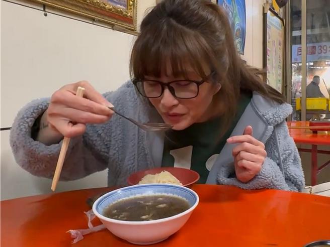 氣溫驟降，彰化的民眾23日清晨到市場內享用又補又好吃的羊肉湯。（民眾提供／孫英哲彰化傳真）