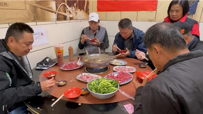 彰化市23日早上有民眾呼朋友引伴，享用羊肉爐大餐對抗寒流。（孫英哲攝）