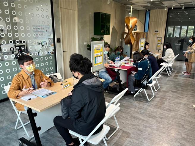 高雄新媒体人才培育中心办理雄青职缺媒合会，助攻青年年前求好职。（柯宗纬翻摄）