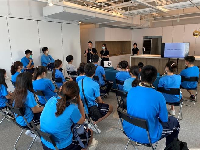 楠梓高中学生参加青年局职涯导航计画，参访高雄在地企业提提研面膜工厂，初探企业运作的真实样貌。（柯宗纬翻摄）