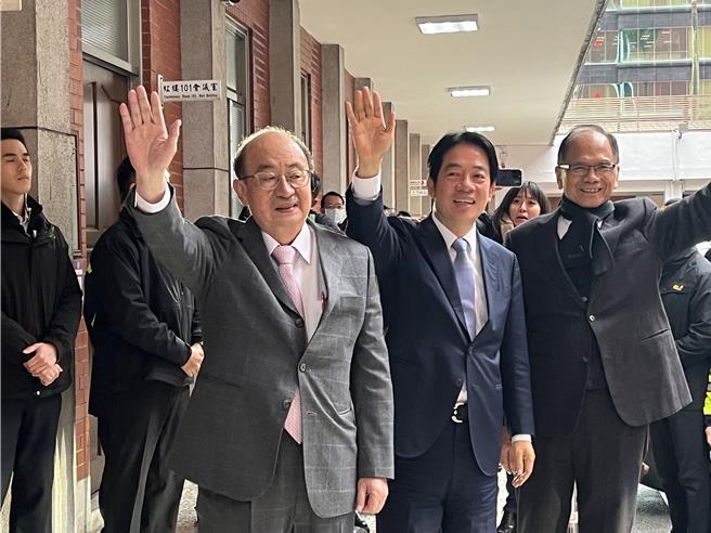 总统当选人、民进党主席赖清德今参与民进党团共识营，民进党团总召柯建铭、立法院长游锡堃在门口迎接，3人皆面带微笑握手互动。（蔡雯如摄）