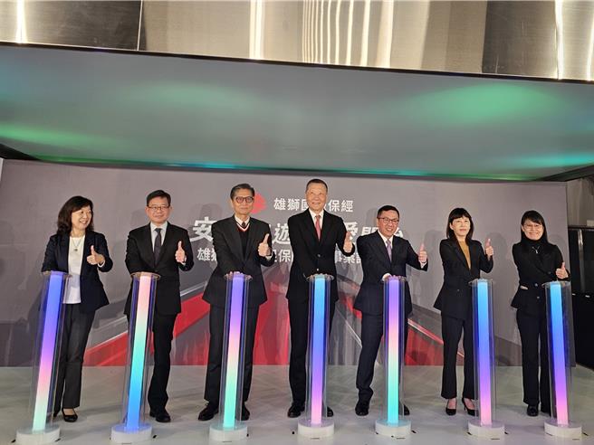 雄狮集团董事长王文杰（中）宣布成立雄狮保经。（黄琮渊摄）