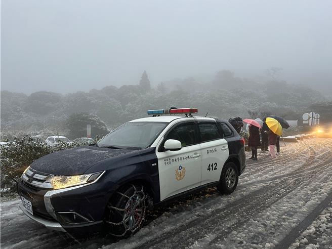 警車前輪加雪鏈疏導交通。（翻攝畫面）