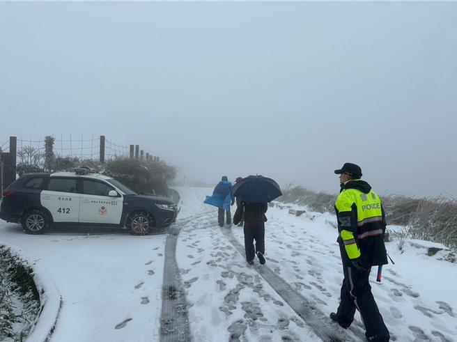 保七總隊第四大隊派員在山區提醒民眾注意安全。（翻攝畫面）