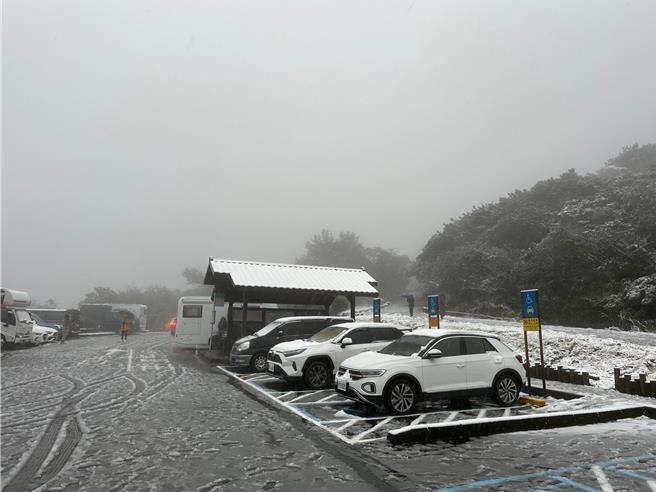 陽明山23日上午10時許路面積雪。（翻攝畫面）